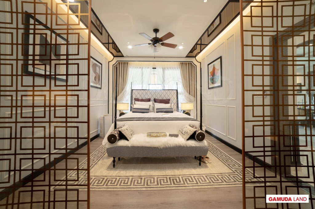 Phong cách thiết kế đậm nét Á Đông, hòa quyện sự ấm áp thân quen với cảm giác trải nghiệm một phòng ngủ nơi resort ven bờ biển